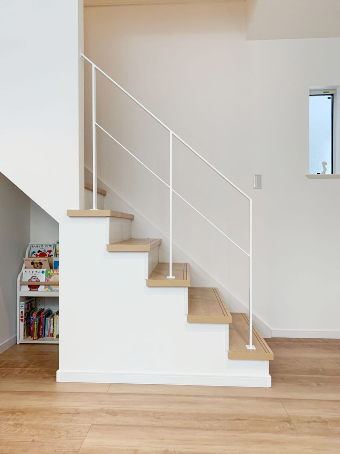 中桟の高さも工夫してスマートに仕上げたアイアン手すり