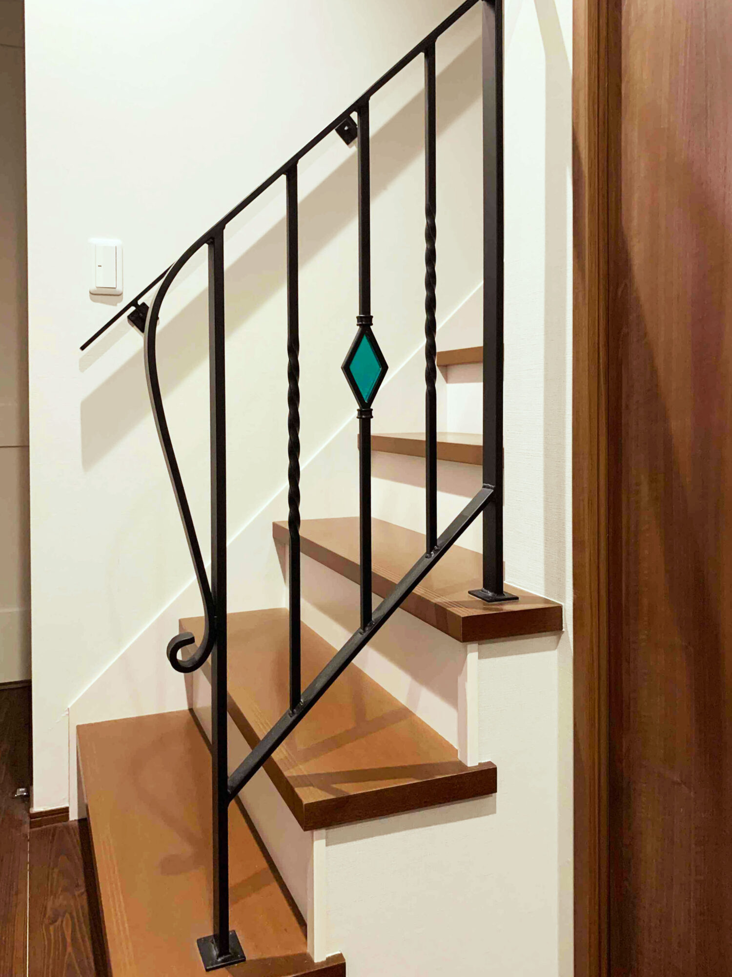 エメラルドグリーンガラスの3段手すり