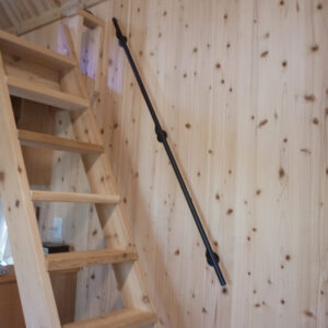 ロフトへ上がる壁付けスチール手すり