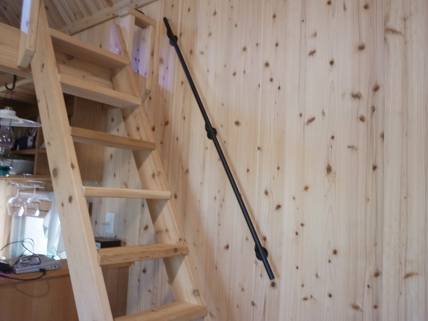 愛知県へ発送した、ロフトへ上がるシンプルなアイアン手すり