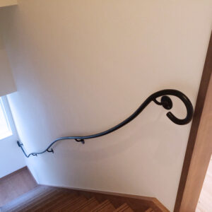 アールヌーボーを感じられる柔らかい表情のアイアン手すり