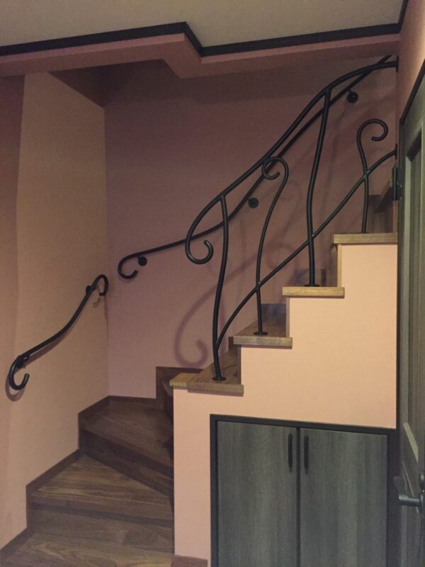 オリジナルデザインのアイアン手すりで階段を彩ります