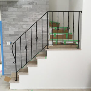 踊り場と階段に-一体型のオシャレなアイアン手摺
