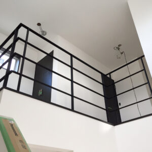 横桟の本数が多い転落防止フラットバーフェンス