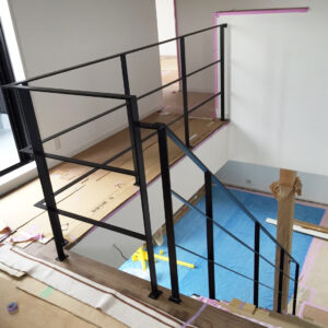 長くて黒いアイアン手摺とフェンス