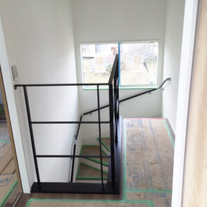 搬入路を考えたシンプルなスチールてすり