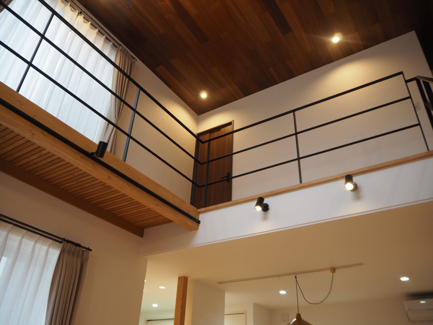 照明に照らされる吹き抜け手すり