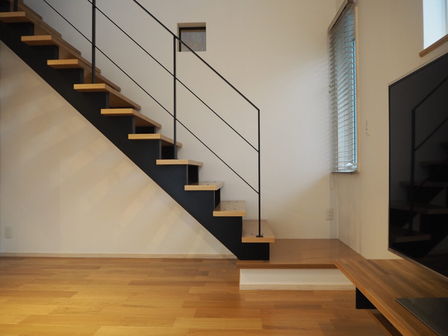 オープン階段の黒とアイアン手すりの黒がいいですね!