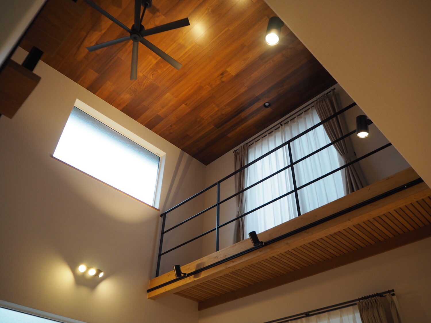 キャットウォークと天井の模様、照明にシーリングファンが相性抜群です。