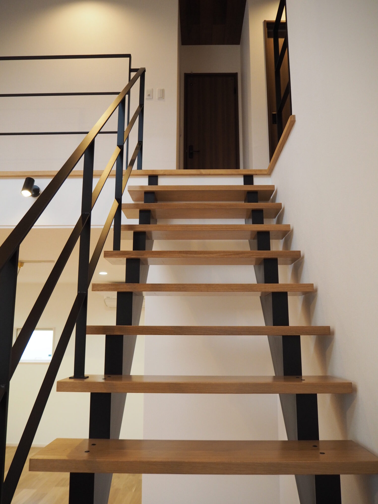 下からも見るフラットバー手すり