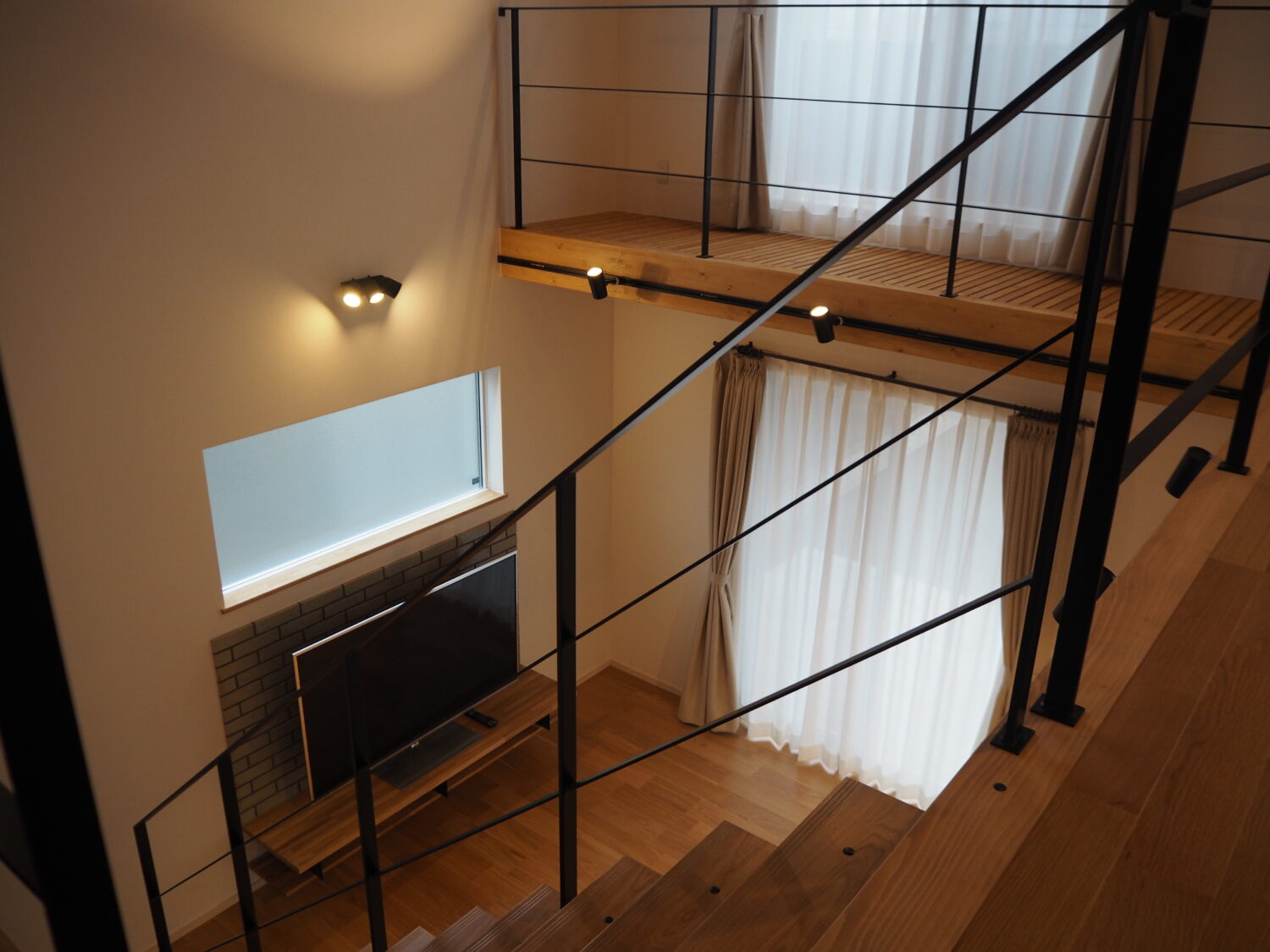 カーテンの柔らかさでアイアン手すりも優しく!