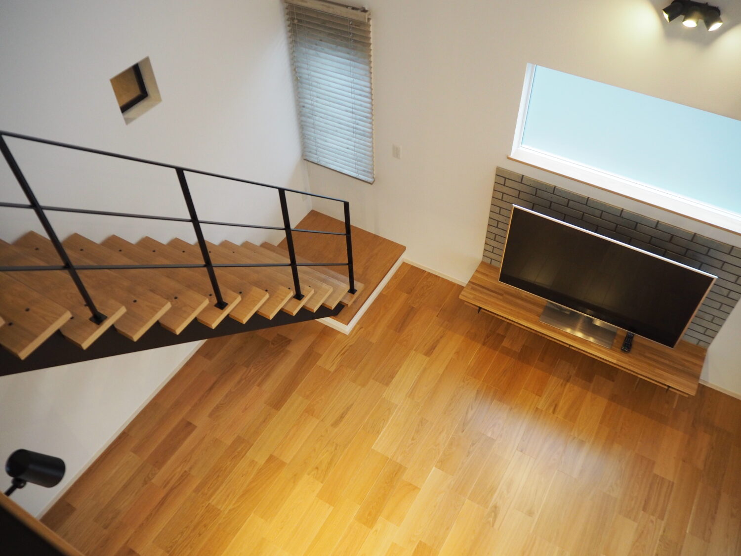 広い吹き抜けのお手伝いをするアイアン手すり