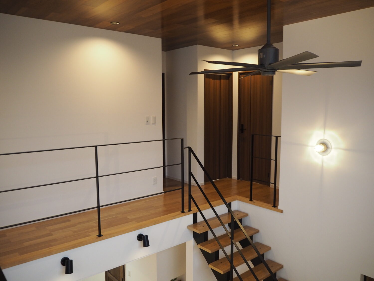 階段〜吹き抜けへ続くアイアン手すり