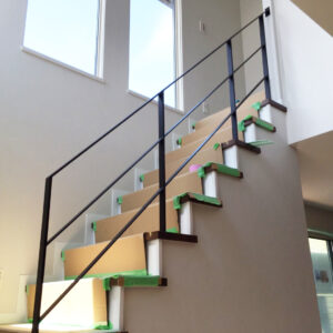 【大阪】転落防止も兼ねた9段のフラットバー手すり