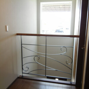 大柄の唐草模様がとっても素敵な転落防止手すり