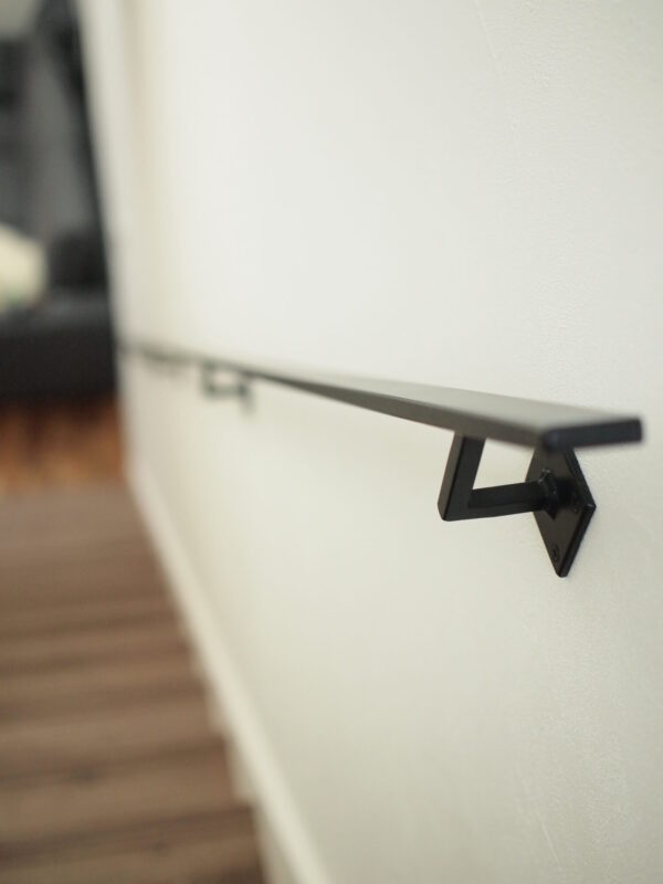 フラットバーという帯状の鉄で製作した階段手すりと壁付け手摺