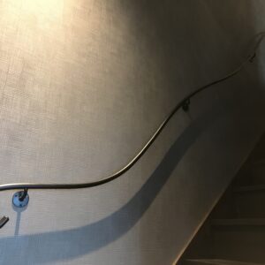 お店の顔になる、曲線がステキな壁付けアイアン手すり