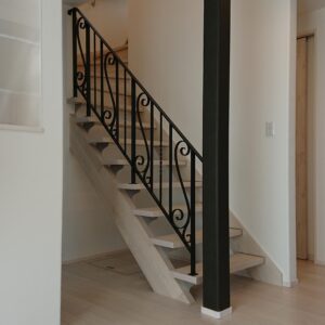 柱〜柱に取り付ける唐草模様のアイアン手摺