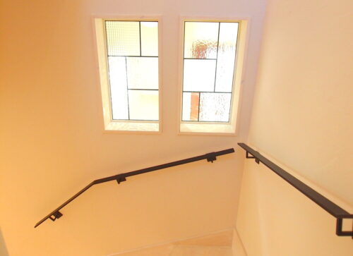 【静岡】照明とレトロなすりガラスに調和したアイアン手すり