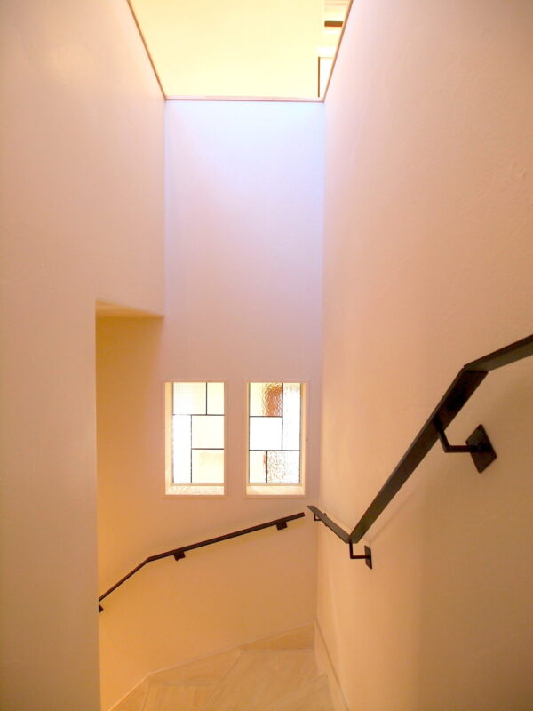 壁付けアイアン手すりが階段の空間をステキにします！