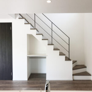 リング階段にシンプルなフラットバー手すり!