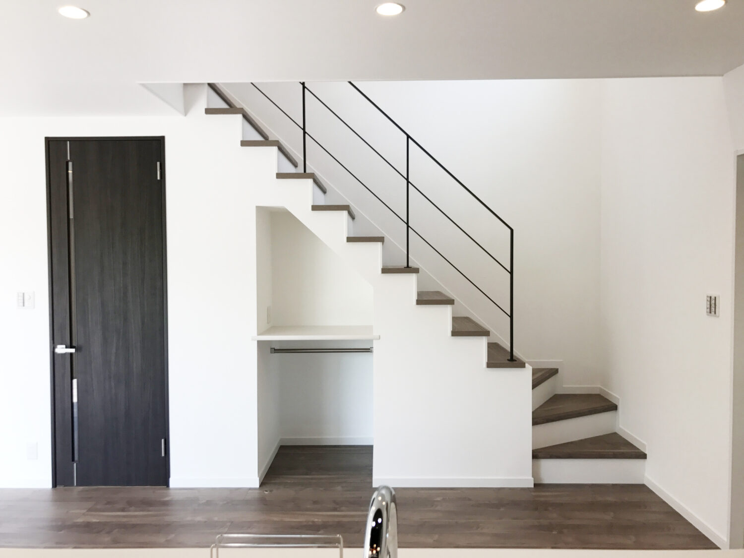 【大阪】キッチンから見えるリビング階段に黒色のスチール手摺