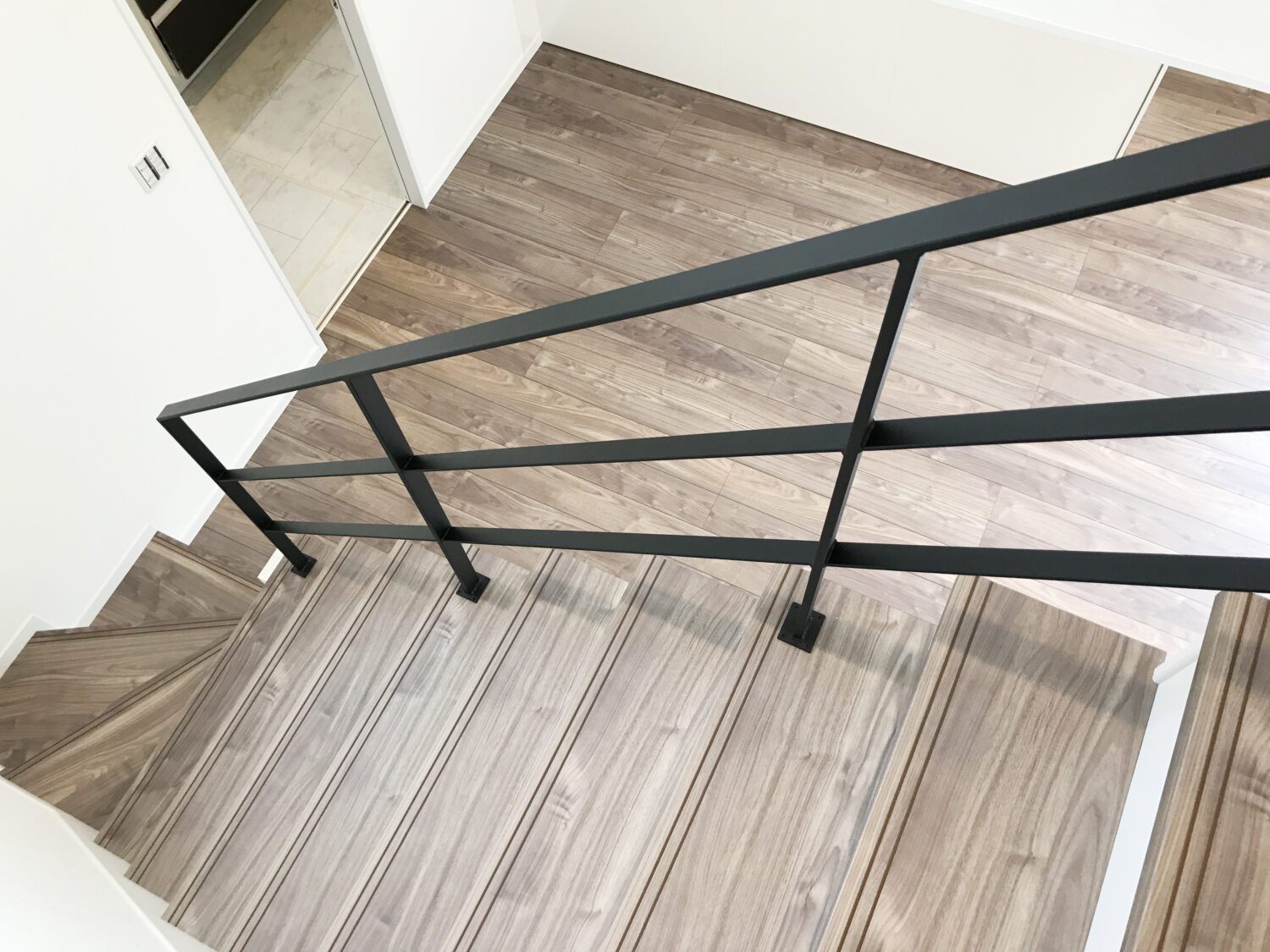 リビング階段にスタイリッシュなアイアン手摺