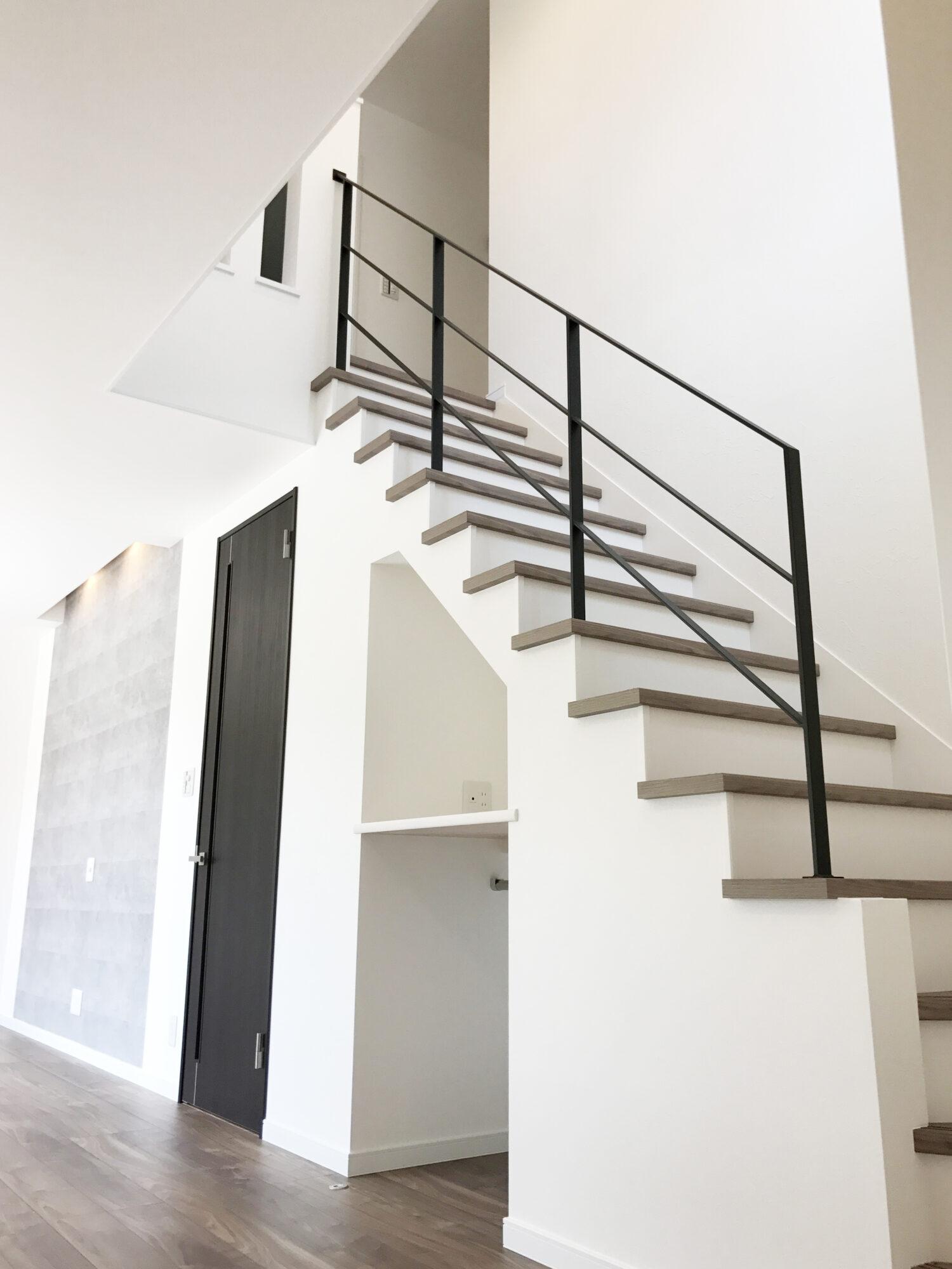 シンプルな黒のフラットバー手すり