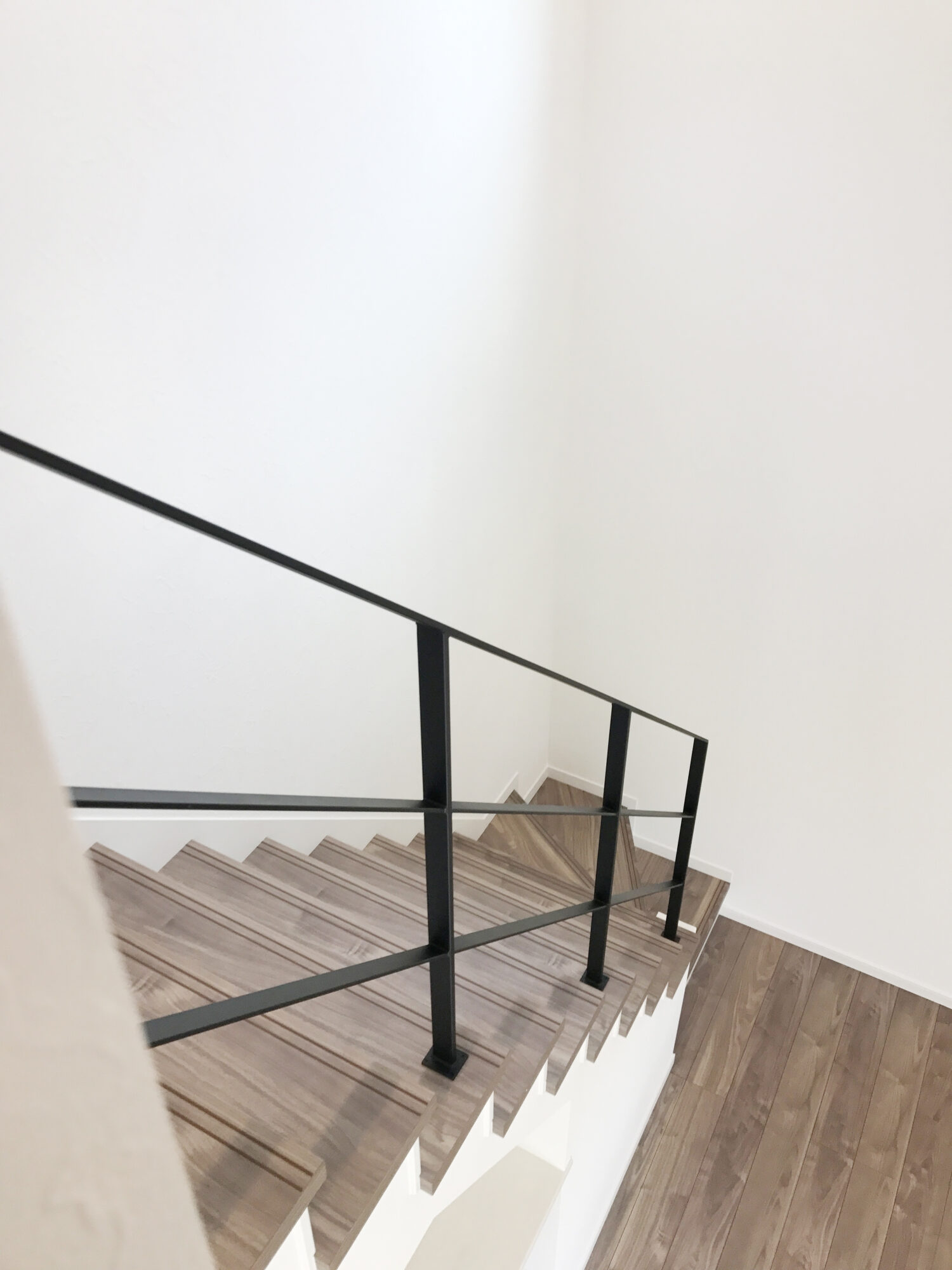 2階から見下ろすスチール手すり