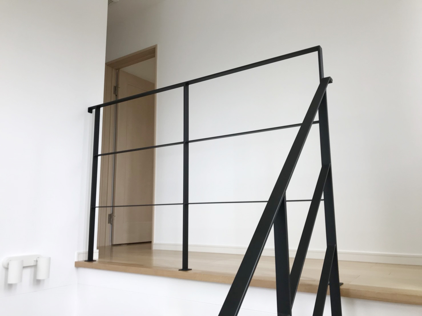 2F吹き抜け部分の転落防止アイアン手すり