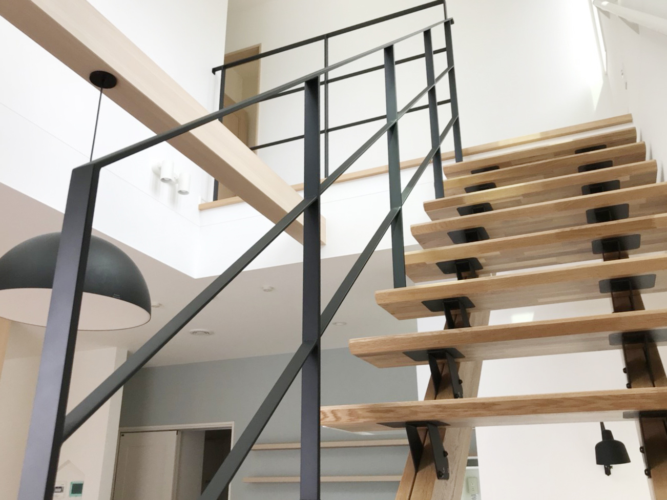 リビング階段とフラットバー手すり