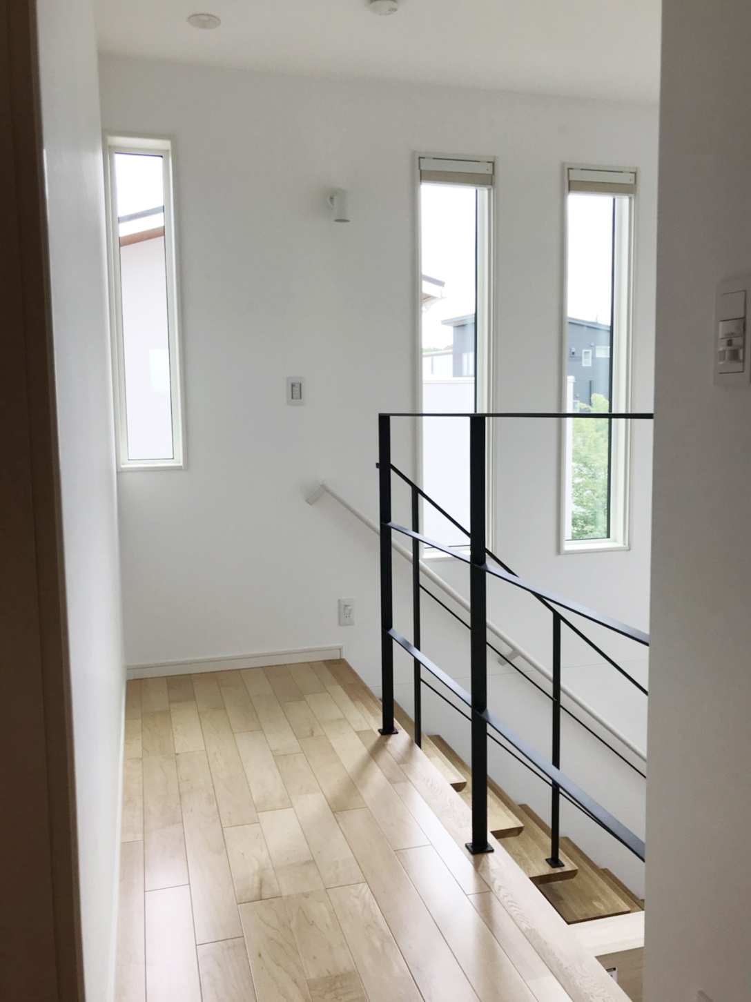 2Fの廊下から見るアイアン製転落防止フェンス!