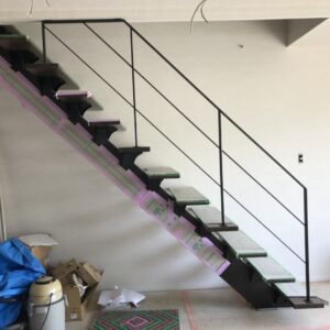 天井に当たるので、天井に留めるタイプのアイアン手すりが重宝します!