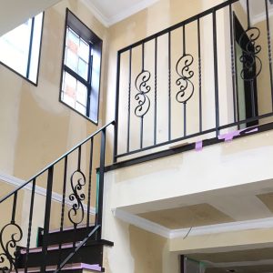 階段から吹き抜けにかけての二連唐草アイアン手すり