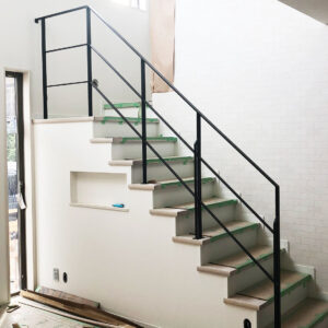 回り階段外壁のアイアン手すり!関東でも発送可能です!