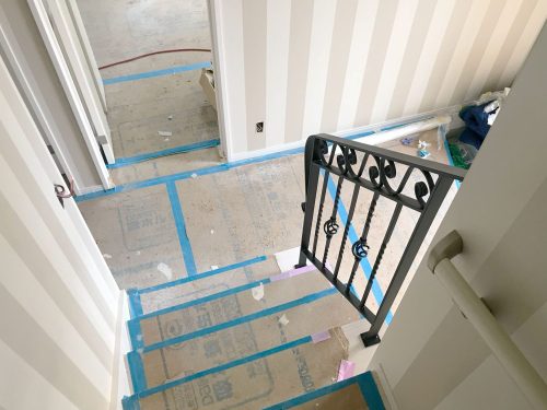 【大阪】玄関階段にステキなクロスとアイアン手摺!
