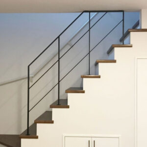 腰壁をやめてスチール手摺にする事で-空間の見せ方が変わります