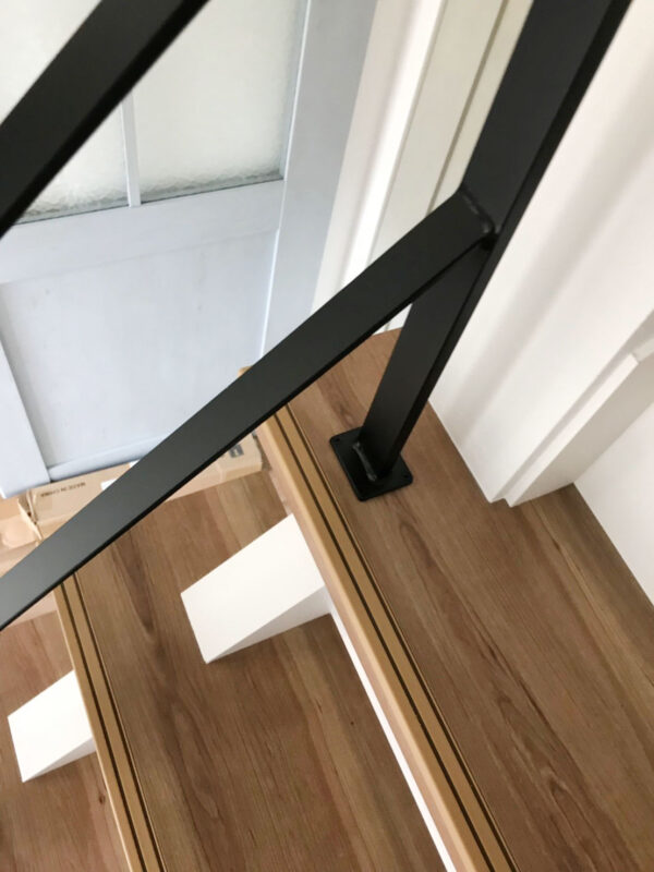 木製スケルトン階段にフラットバー手スリ
