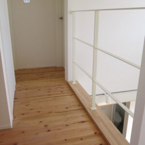 【千葉】アイボリー色の3枚のアイアン手すり