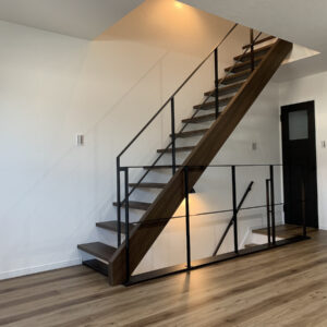 【京都】細長いお家の2階〜3階へ繋がるアイアン手すり