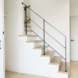 スッキリしたフラットバー手摺