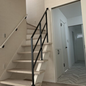 小さなストリップ階段に5段のアイアン手すり!