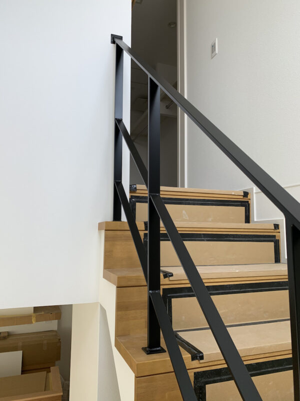 シンプル手すりの開放感が1階と2階を繋ぎます。