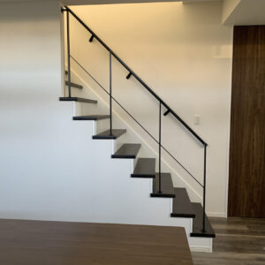 天井へ当たらない加工！シンプルなフラットバーを使用したアイアン手すり