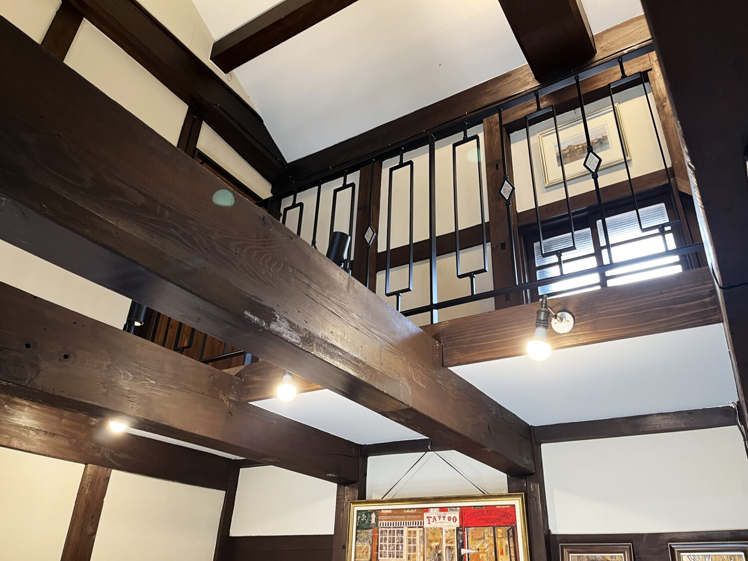 古い蔵にスクエアデザインのアイアン手すり