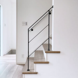 【大阪】まっすぐ伸びる階段の左右にストレート手摺