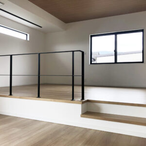 小上がりに取り付けたアイアン手すり