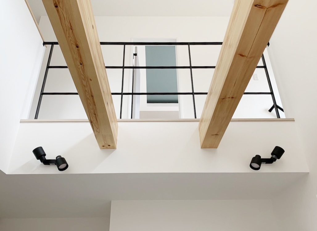 吹き抜けの梁に合わせたアイアン手すり