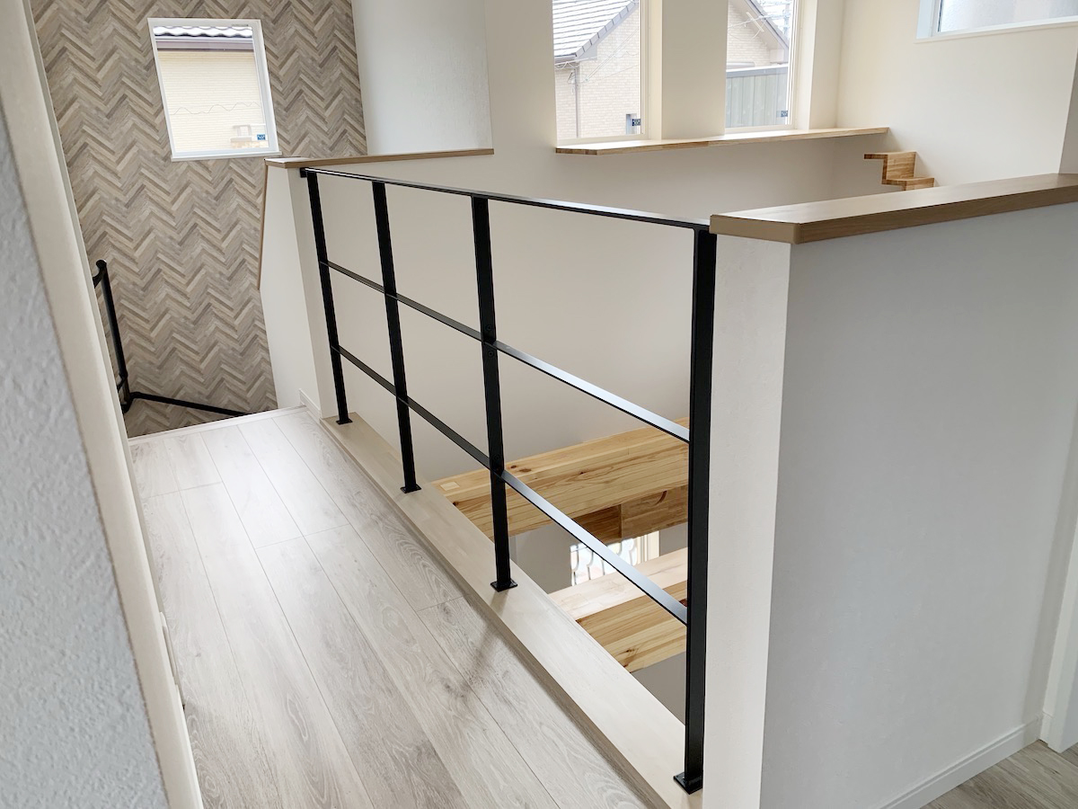 高さを調整し、きちんと腰壁内におさめたアイアン手すり