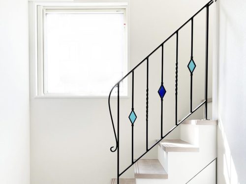 【新潟】コントラストで魅せる窓辺のステンドグラス手すり